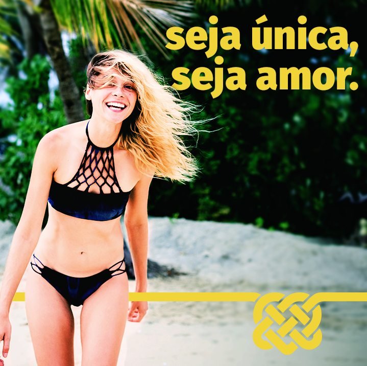 Post para as redes com a frase seja única, seja amor. Mulher sorridente na praia, de biquíni preto de crochê, sobre o fio e o nó da marca em amarelo