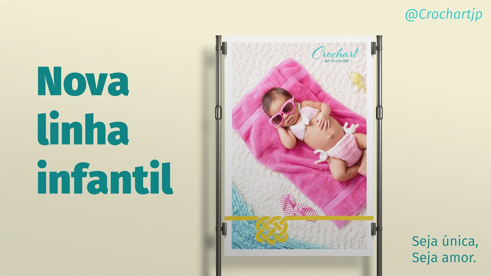 Pôster com o título Nova linha infantil: bebê de óculos escuros cor-de-rosa e biquíni de crochê deitado numa toalha, com o nó da marca, o perfil @Crochartjp e a frase Seja única, seja amor.