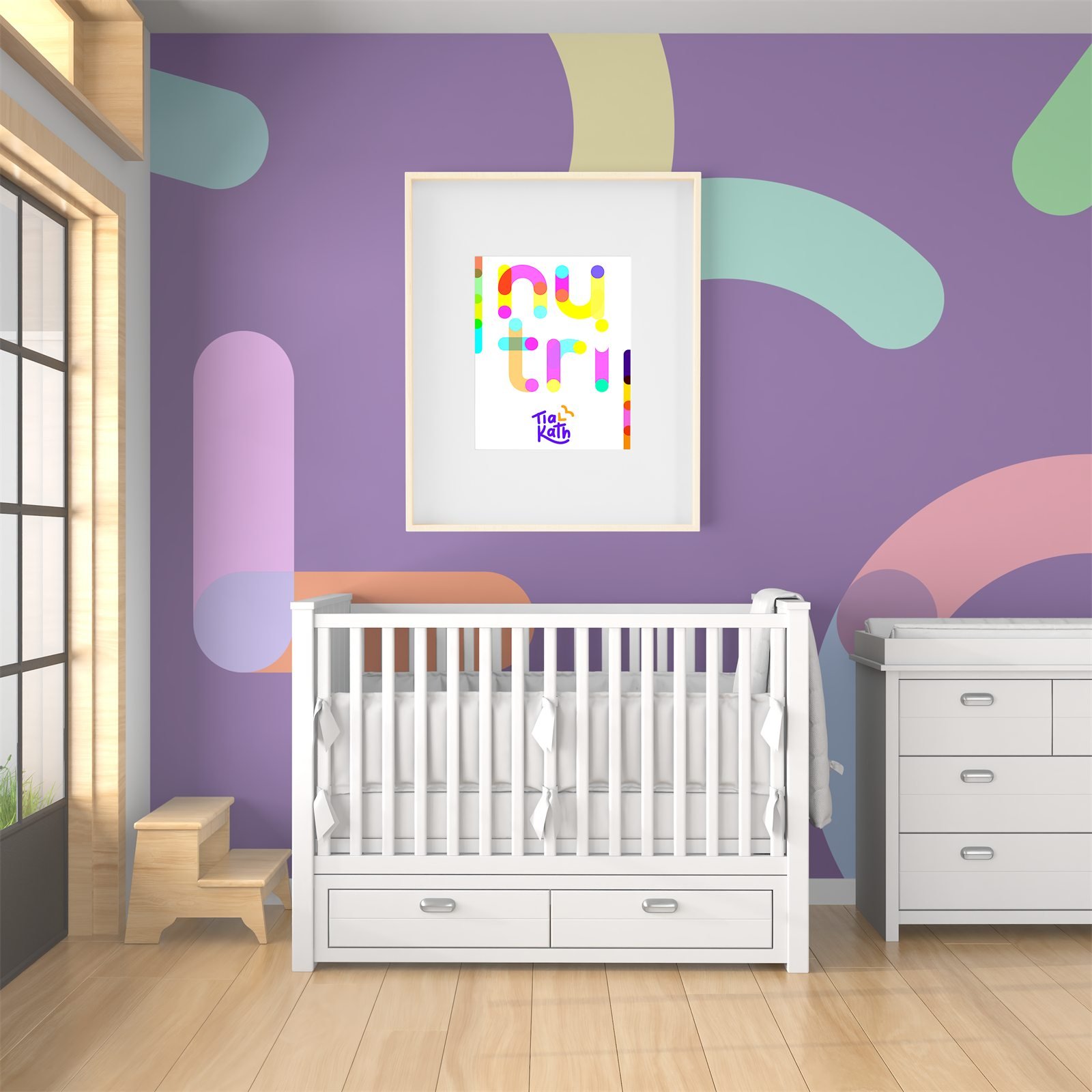 Quarto de bebê com parede lilás pintada com as formas da marca, berço branco e um quadro com a palavra nutri e a assinatura Tia Kath