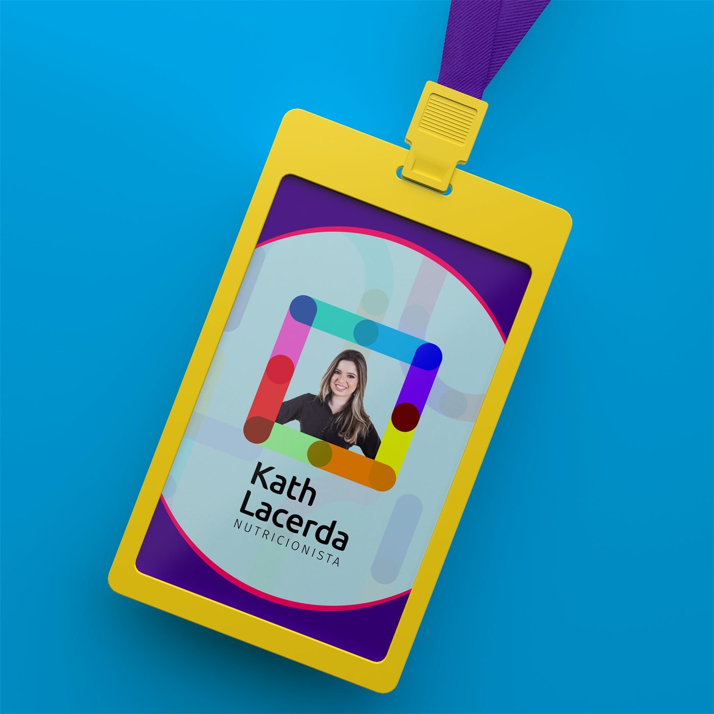 Crachá amarelo com cordão roxo: foto de Kathelynne numa moldura colorida e o nome Kath Lacerda Nutricionista