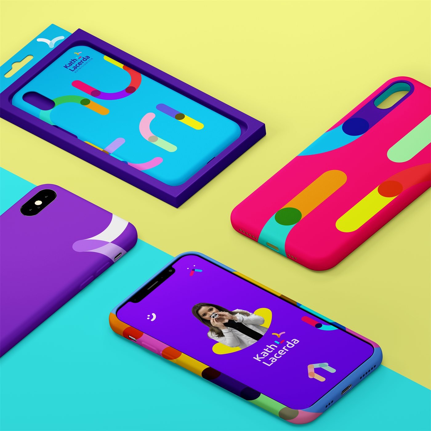 Capas de celular em roxo, pink e azul com as formas coloridas da padronagem, uma ainda na embalagem, e um celular com a foto da nutricionista na tela