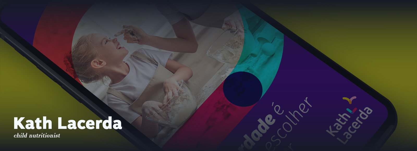 O post de mãe e filha no celular, em tom escurecido, com o nome Kath Lacerda e a expressão child nutritionist em destaque no canto