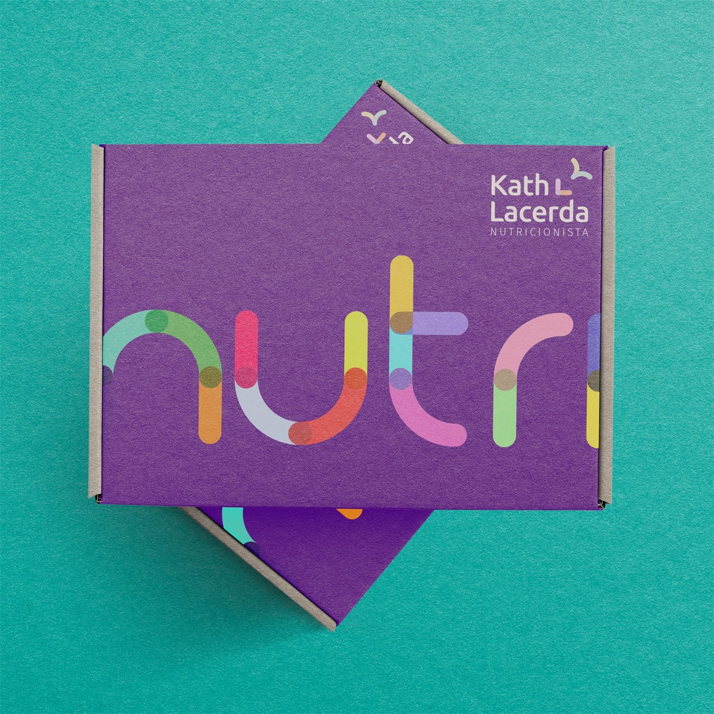 Duas caixas roxas da linha Nutri, com a palavra nutri em letras coloridas e a assinatura Kath Lacerda Nutricionista, sobre fundo verde-água