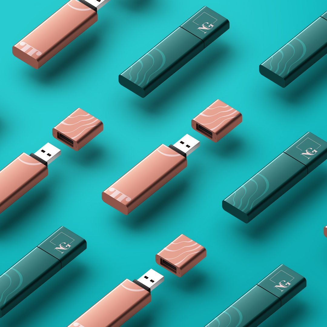 Pendrives verdes e rosa da marca enfileirados sobre fundo azul-turquesa
