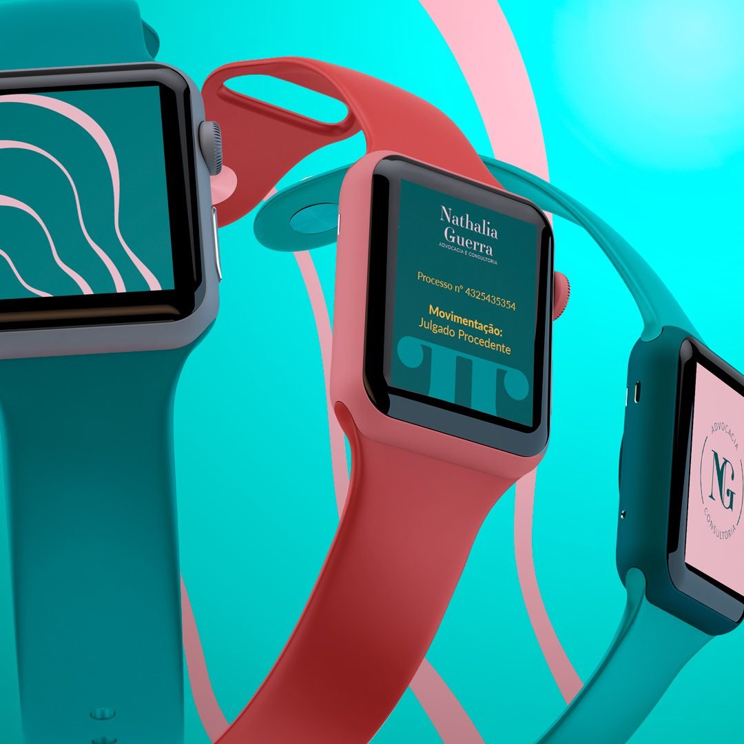 Três smartwatches com telas da marca: a padronagem de ondas, o monograma NG e uma notificação de movimentação de processo