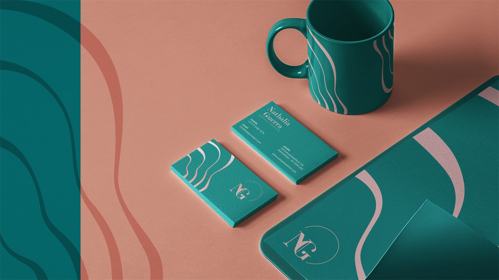 Cartões de visita e caneca verdes com a padronagem de ondas em rosa, sobre fundo rosa e verde
