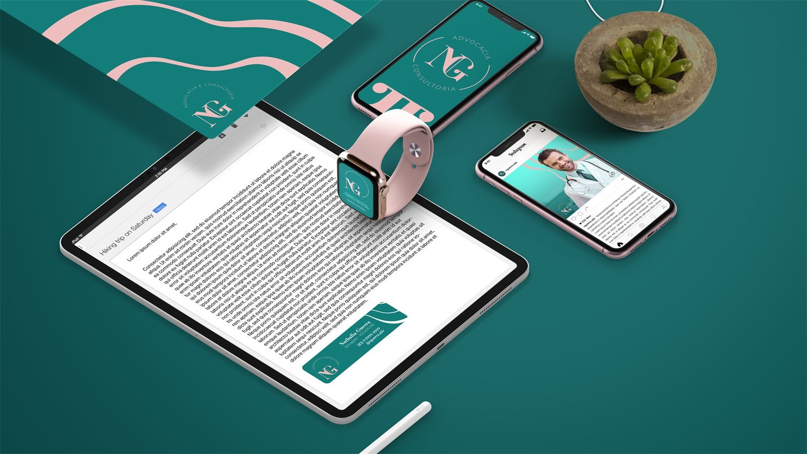 A identidade aplicada em tablet, celulares e smartwatch sobre fundo verde, ao lado de um vaso com suculenta