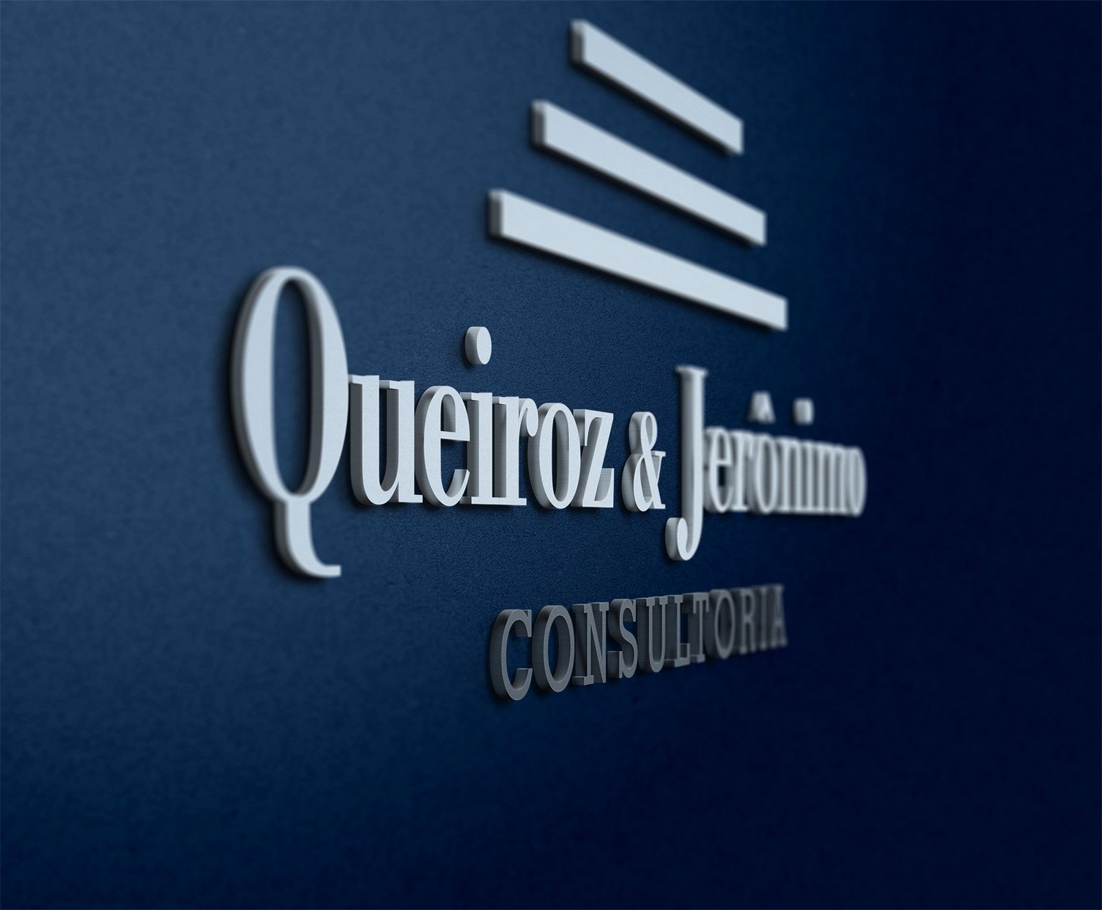 Letreiro em relevo com o nome Queiroz & Jerônimo, a palavra Consultoria e o símbolo da escada, sobre parede azul-marinho