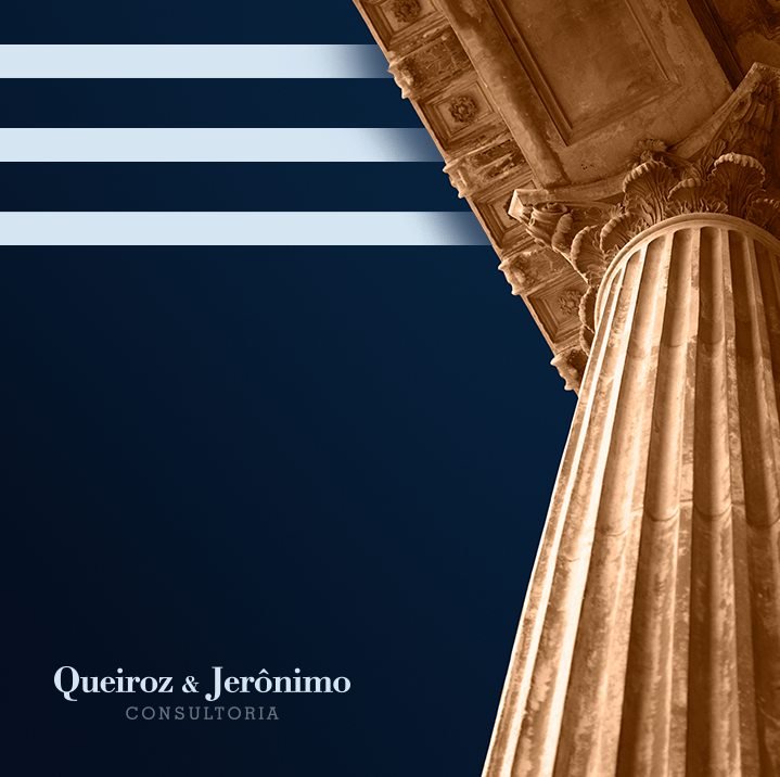 O símbolo da escada em faixas brancas e a assinatura Queiroz & Jerônimo Consultoria sobre azul-marinho, ao lado de uma coluna clássica em tom de bronze
