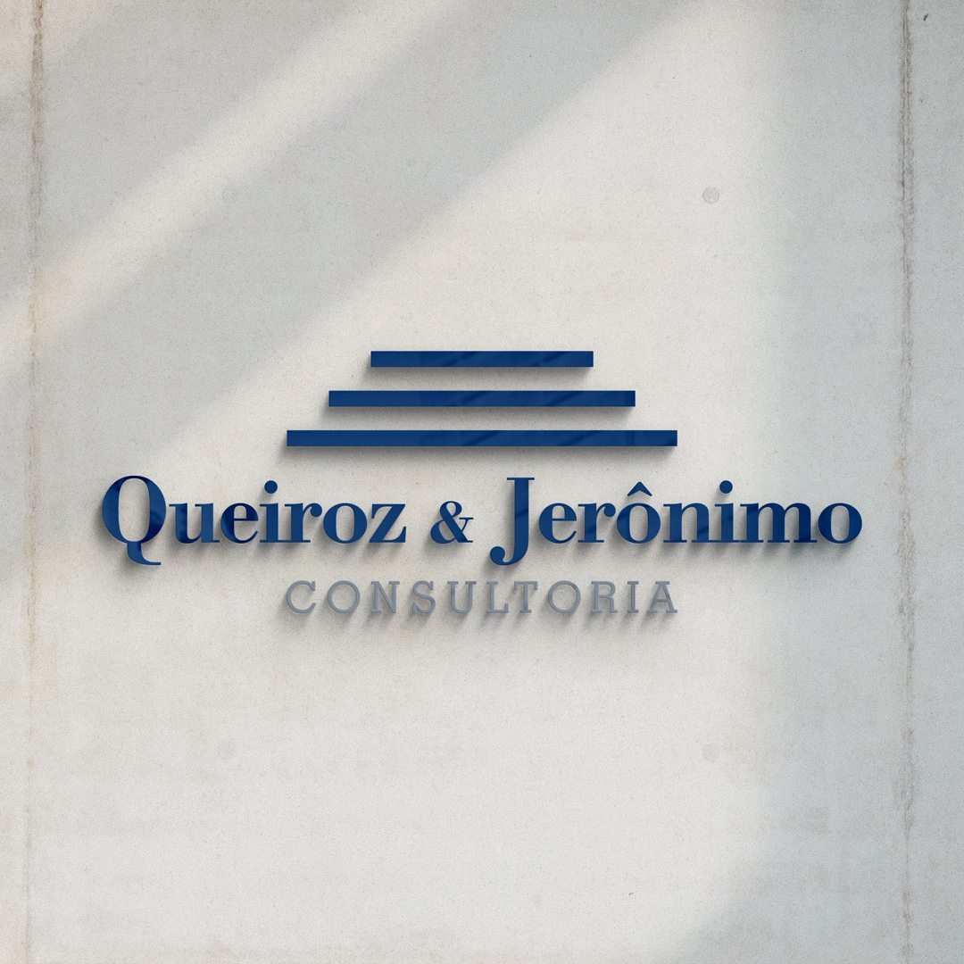 A marca Queiroz & Jerônimo Consultoria, com o símbolo da escada, aplicada em azul numa parede clara