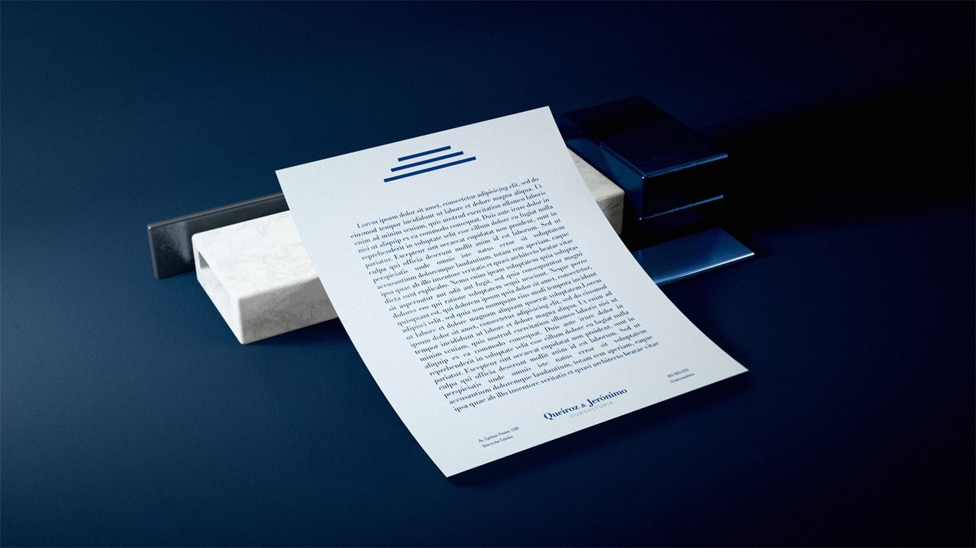 Papel timbrado da Queiroz & Jerônimo apoiado sobre uma caixa de papéis, em fundo azul-marinho