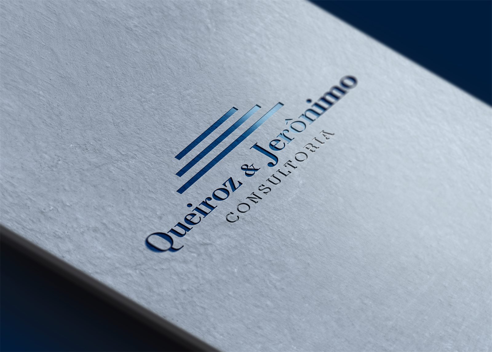 O nome Queiroz & Jerônimo Consultoria e o símbolo da escada gravados em azul sobre papel branco texturizado