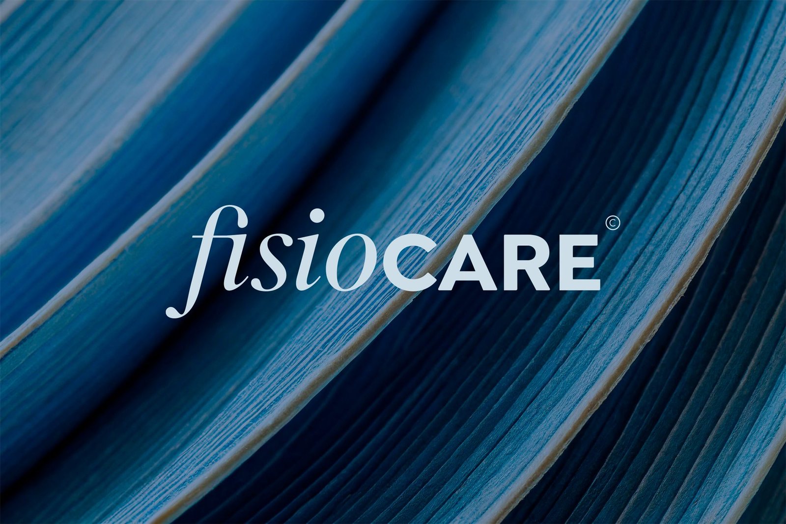 Assinatura fisioCARE em branco sobre a padronagem de fibras azuis em curva