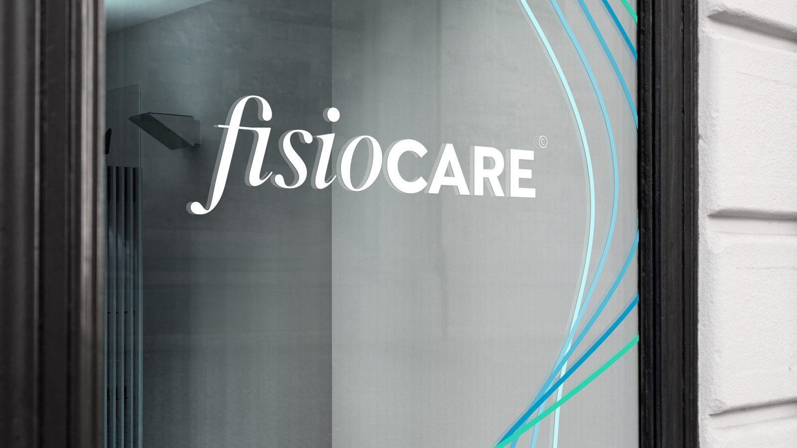 Assinatura fisioCARE em branco numa porta de vidro, acompanhada pelas linhas fluidas da marca em azul e verde