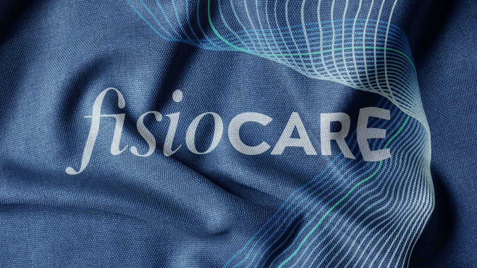 Assinatura fisioCARE estampada num tecido azul amarrotado, cortado pelas linhas da marca