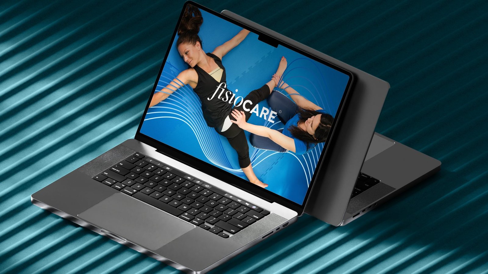 Notebook aberto sobre fundo listrado verde-azulado, com a tela da Fisiocare: pessoas se alongando entre as linhas da marca