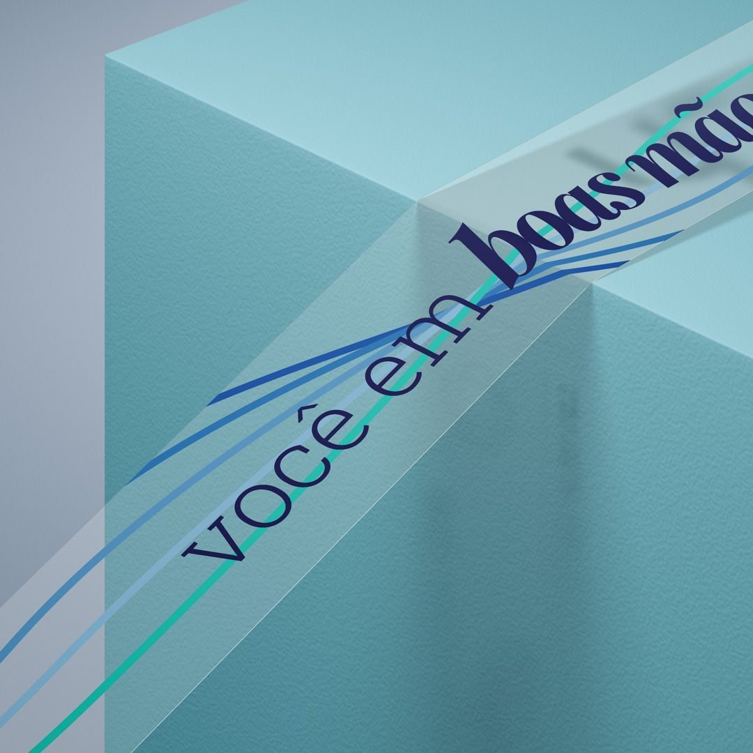 Fita adesiva transparente com a frase você em boas mãos e as linhas da marca, colada sobre volumes azul-claros