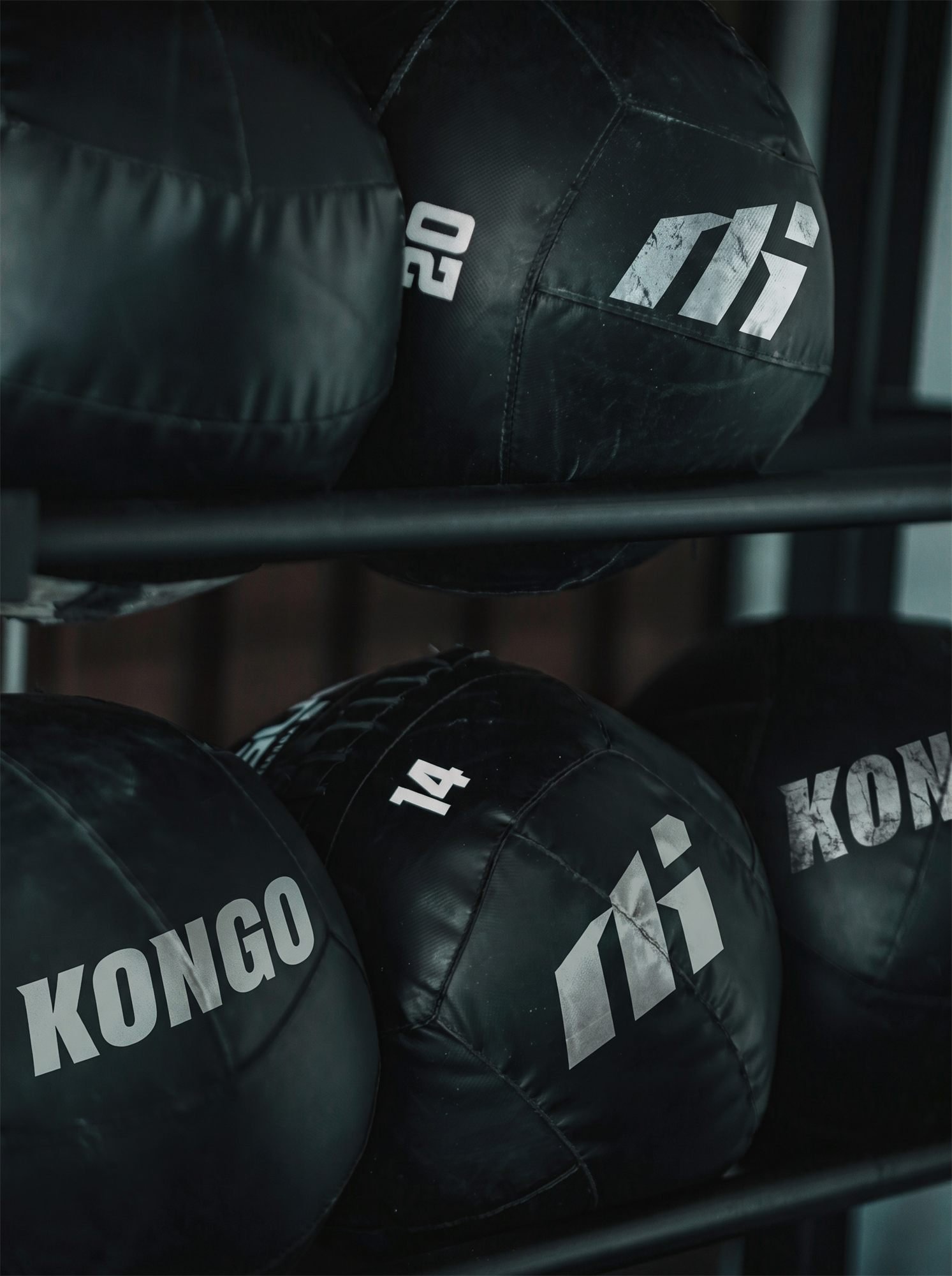 Wall balls empilhadas com o nome e o símbolo da Kongo