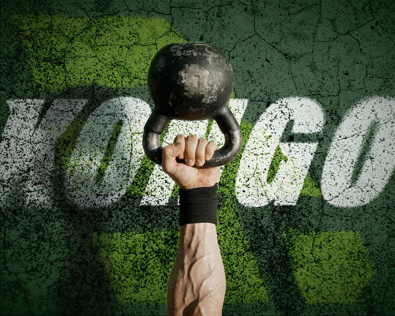 Punho ergue um kettlebell sobre o nome KONGO pintado no chão