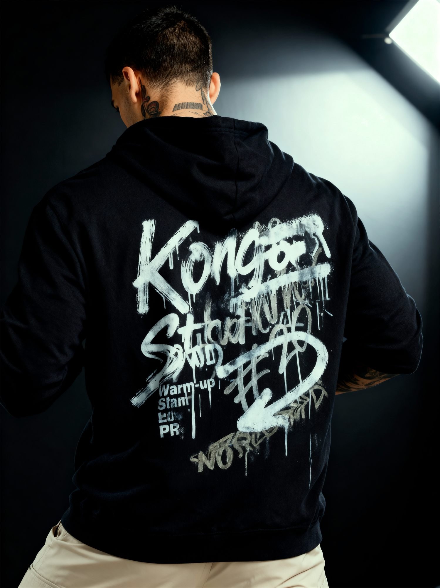 Atleta de costas com o moletom preto grafitado da Kongo