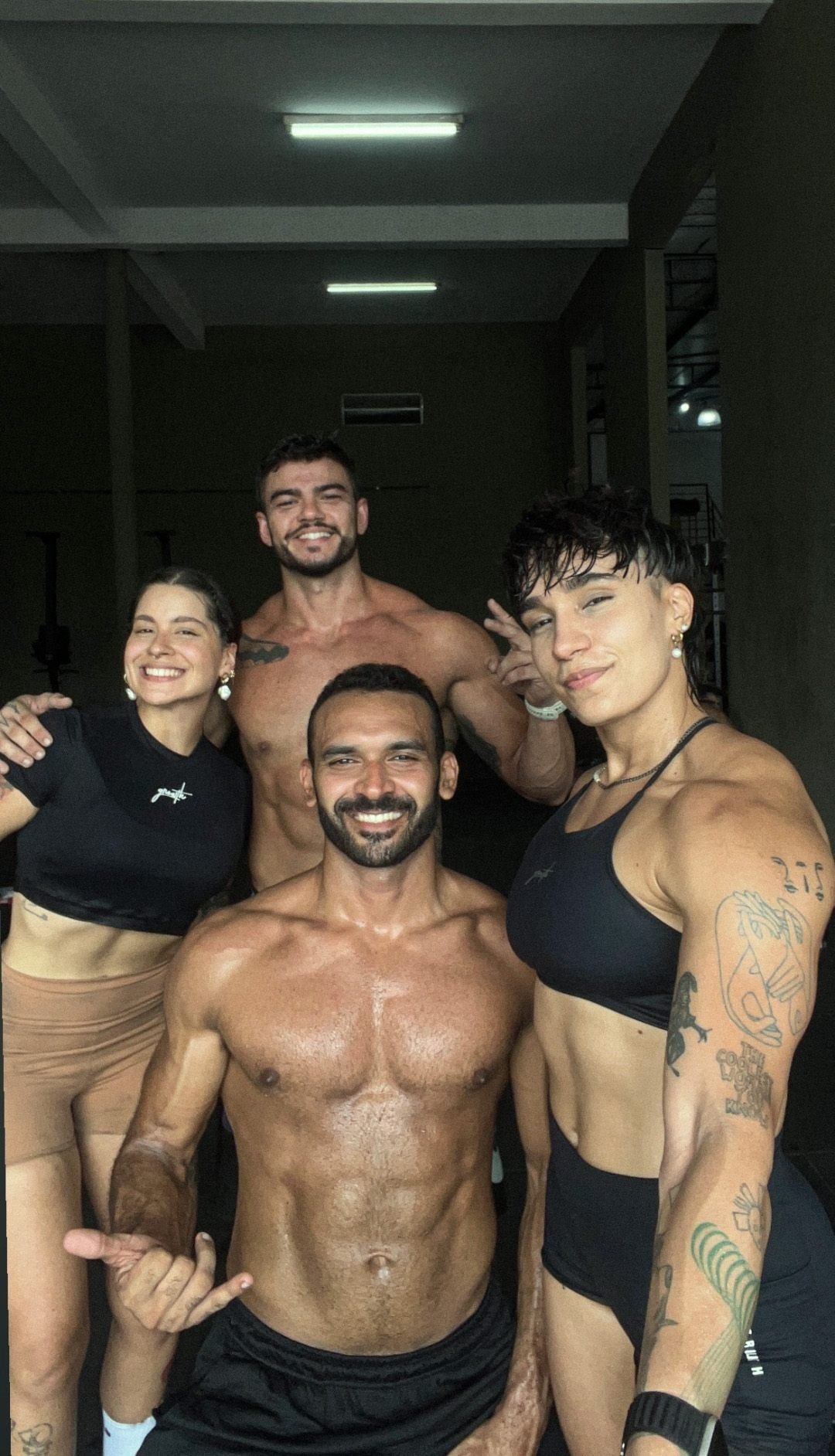 A tropa reunida: quatro atletas posam juntos no box depois do treino