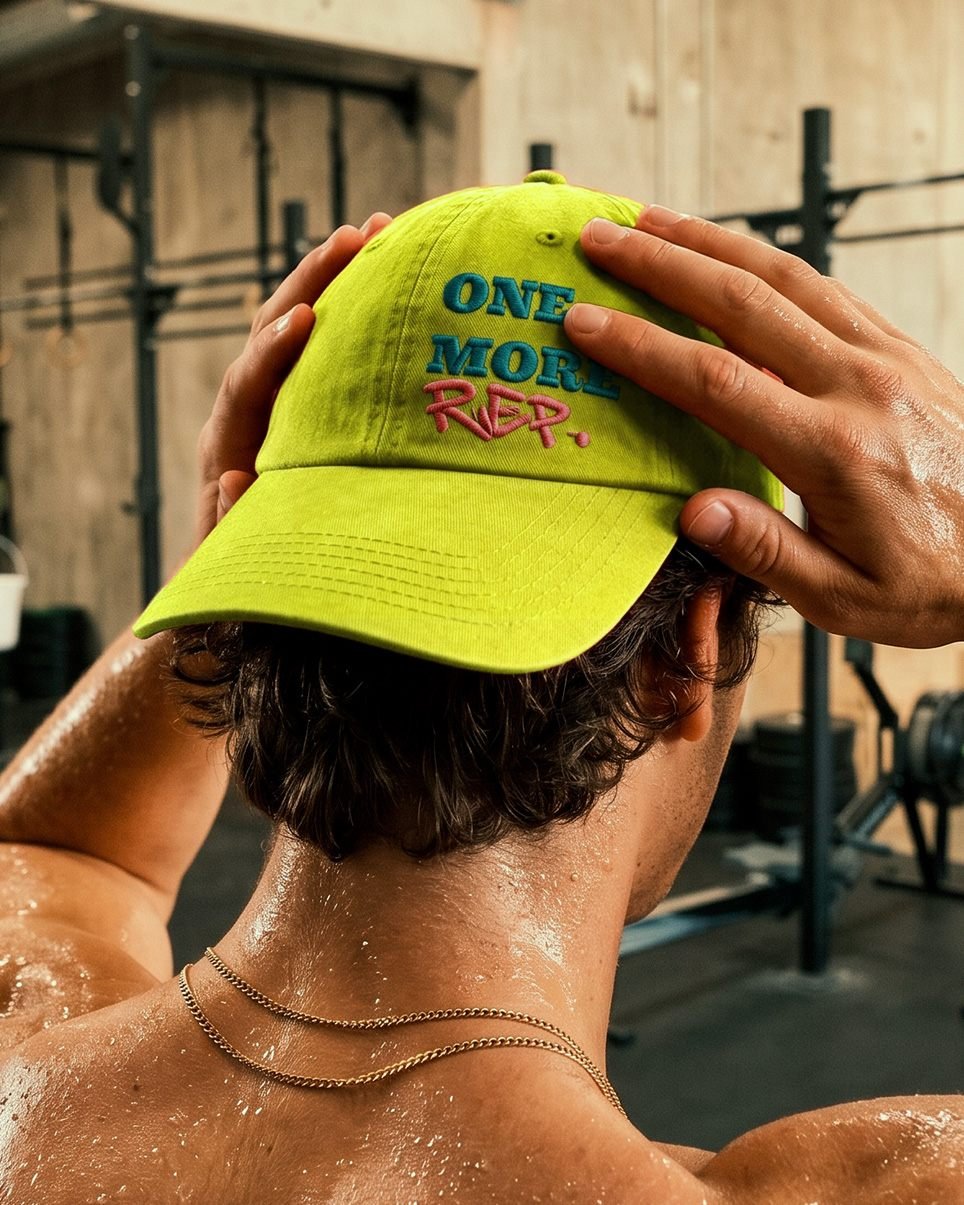 Atleta de costas ajeita o boné verde-limão bordado One More Rep