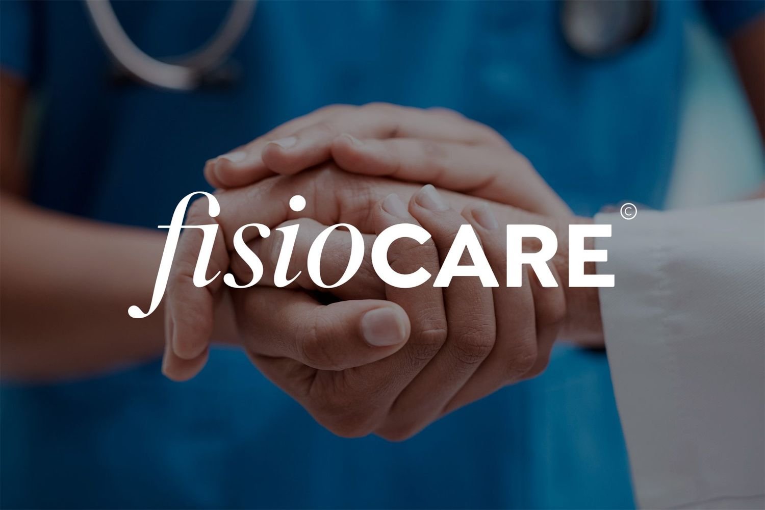 Fisiocare: mãos entrelaçadas em cuidado, com a assinatura da marca