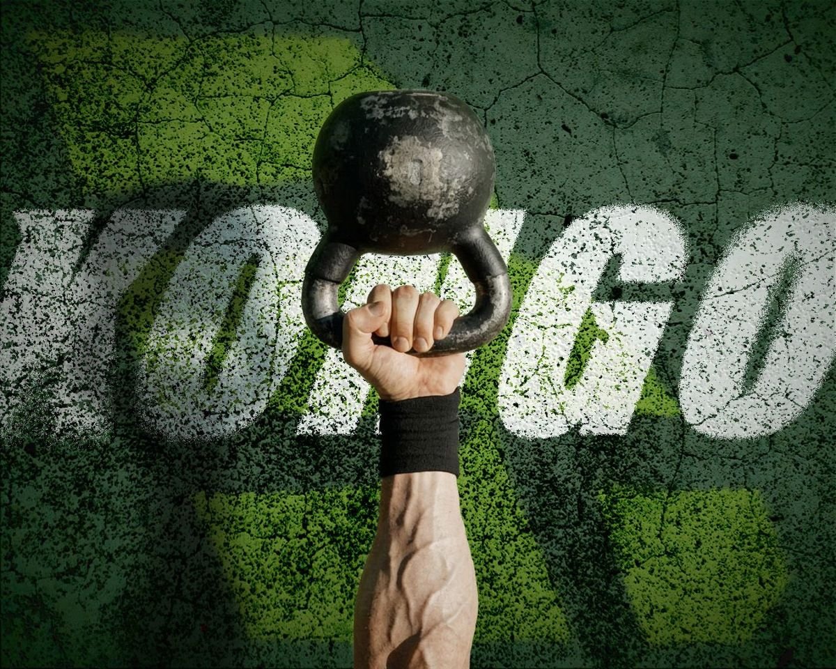 Kongo Crosstraining: punho erguendo um kettlebell sobre o nome KONGO pintado no chão
